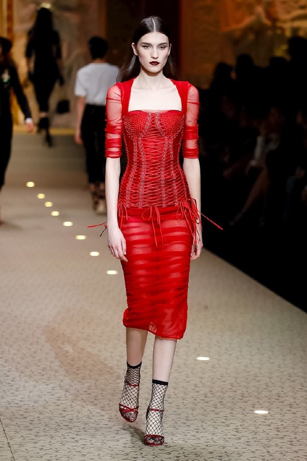 دولتشي اند غابانا تحيي موضة المرأة الفاخرة في ميلانو