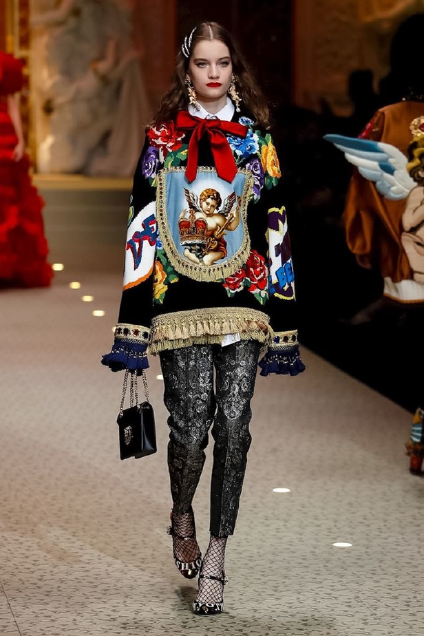 دولتشي اند غابانا تحيي موضة المرأة الفاخرة في ميلانو