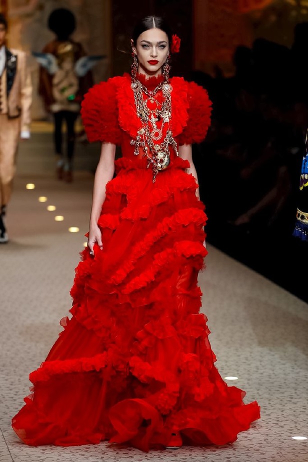 دولتشي اند غابانا تحيي موضة المرأة الفاخرة في ميلانو