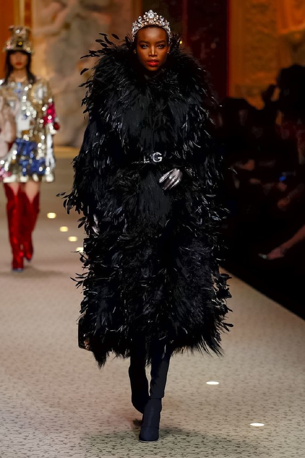 دولتشي اند غابانا تحيي موضة المرأة الفاخرة في ميلانو