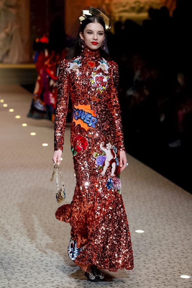 دولتشي اند غابانا تحيي موضة المرأة الفاخرة في ميلانو