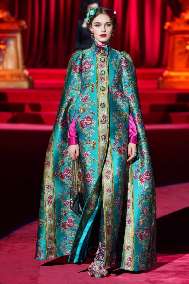 دولتشي أند غابانا تحيي موضة المرأة العصرية بتصاميمها