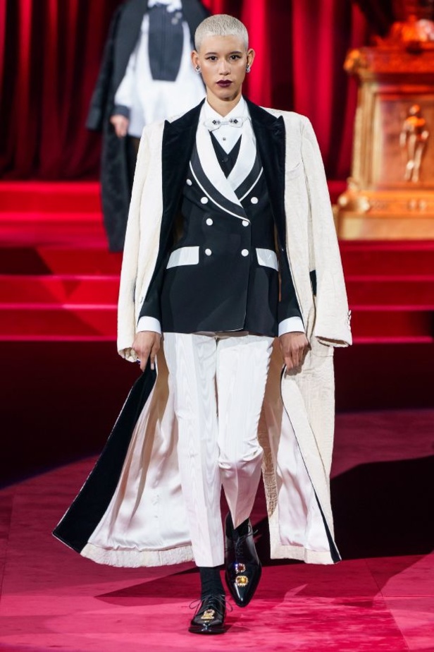 دولتشي أند غابانا تحيي موضة المرأة العصرية بتصاميمها