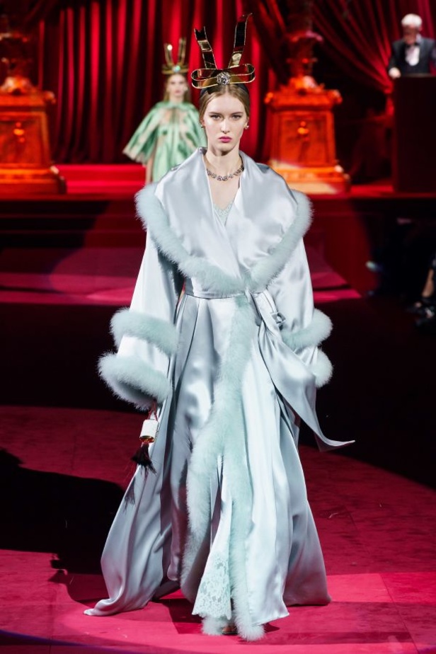 دولتشي أند غابانا تحيي موضة المرأة العصرية بتصاميمها