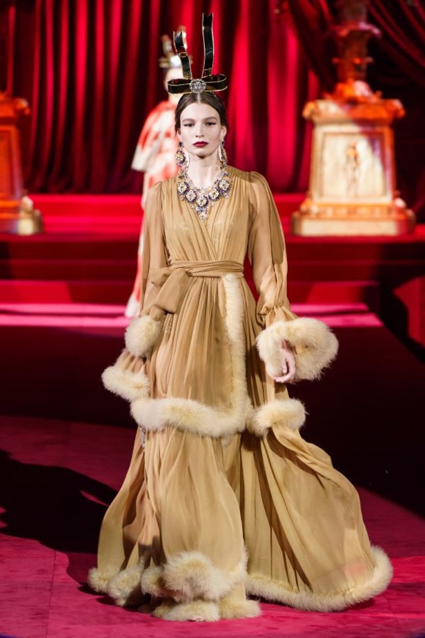 دولتشي أند غابانا تحيي موضة المرأة العصرية بتصاميمها