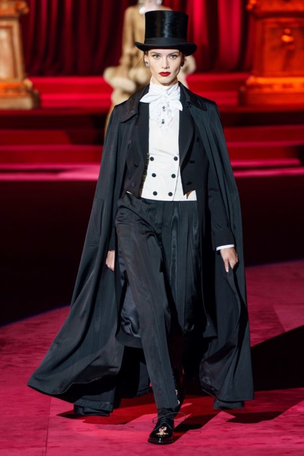 دولتشي أند غابانا تحيي موضة المرأة العصرية بتصاميمها