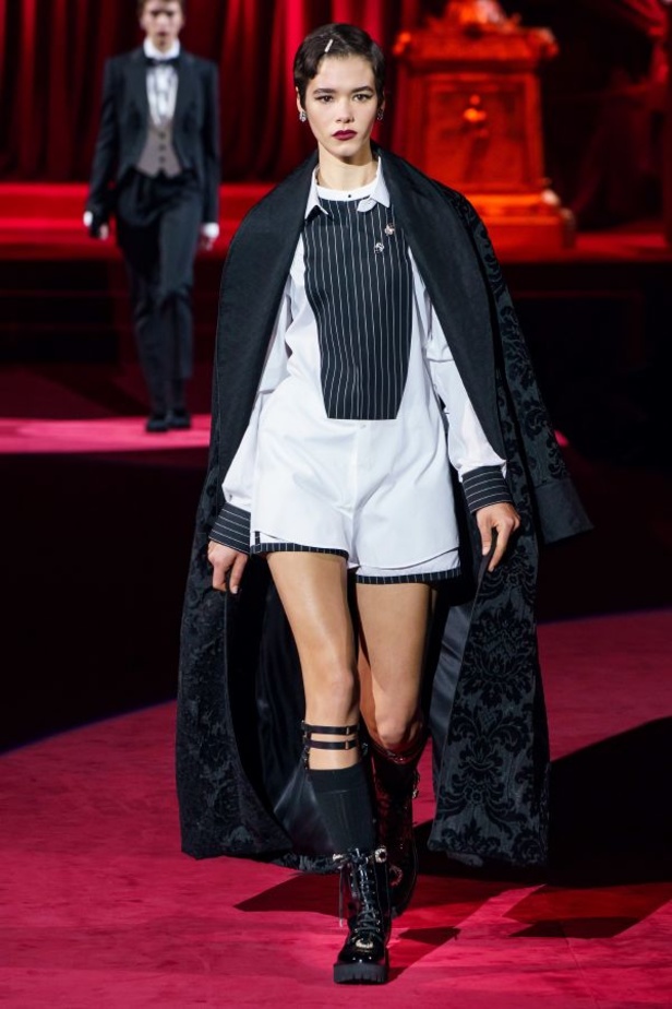 دولتشي أند غابانا تحيي موضة المرأة العصرية بتصاميمها