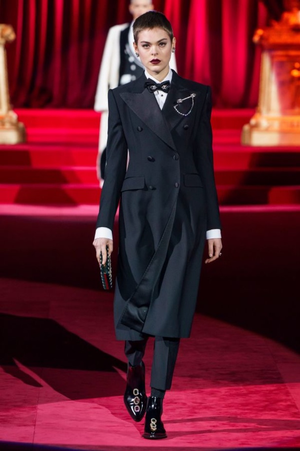 دولتشي أند غابانا تحيي موضة المرأة العصرية بتصاميمها