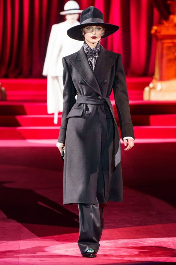 دولتشي أند غابانا تحيي موضة المرأة العصرية بتصاميمها