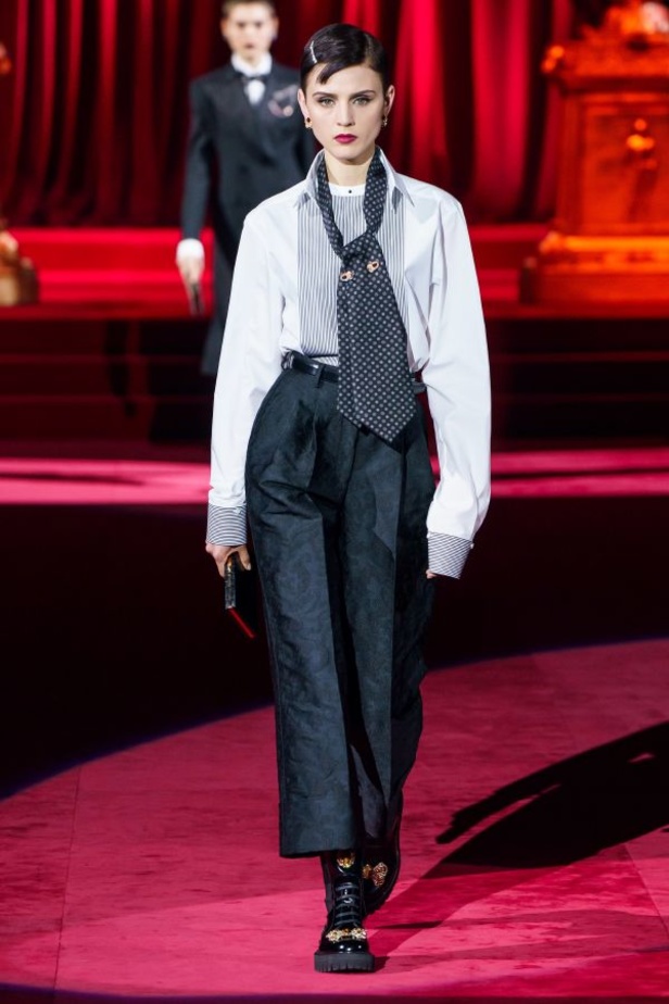 دولتشي أند غابانا تحيي موضة المرأة العصرية بتصاميمها