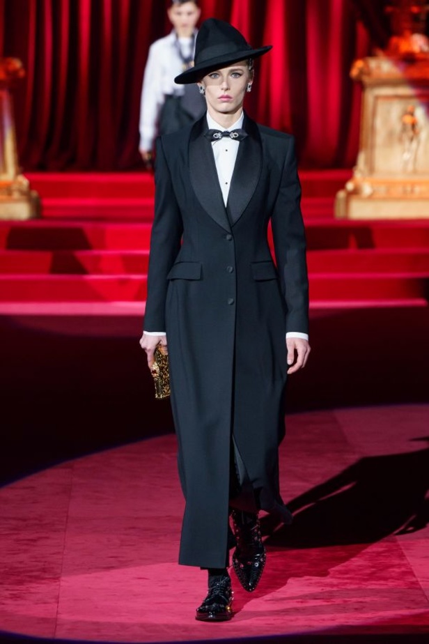 دولتشي أند غابانا تحيي موضة المرأة العصرية بتصاميمها