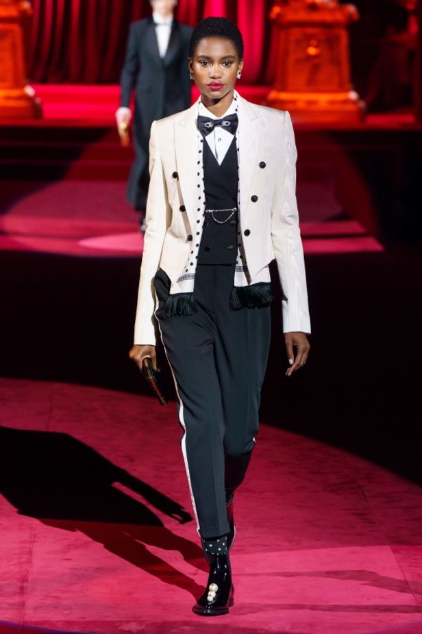 دولتشي أند غابانا تحيي موضة المرأة العصرية بتصاميمها