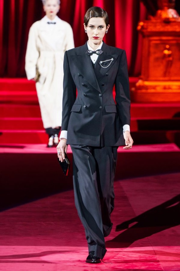 دولتشي أند غابانا تحيي موضة المرأة العصرية بتصاميمها