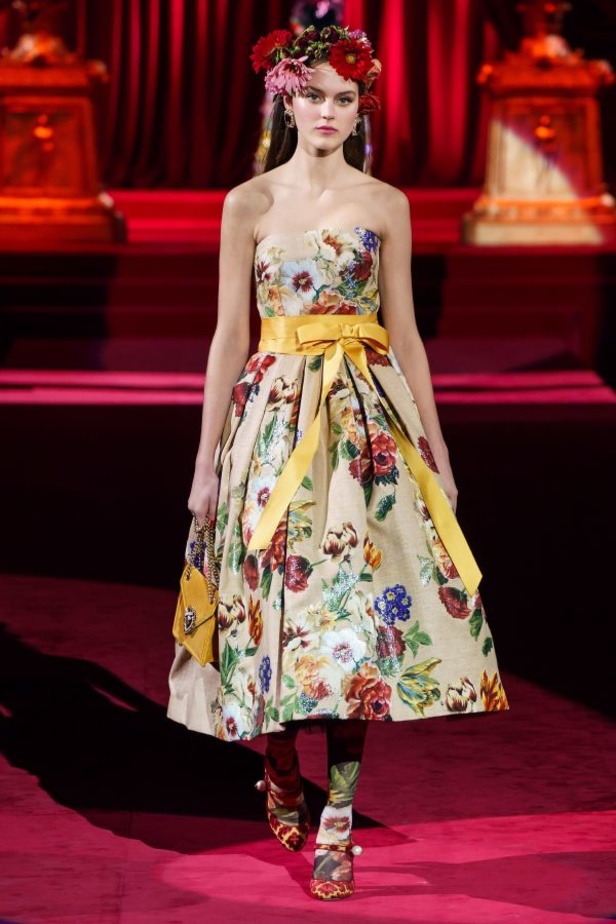 دولتشي أند غابانا تحيي موضة المرأة العصرية بتصاميمها