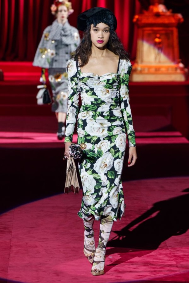 دولتشي أند غابانا تحيي موضة المرأة العصرية بتصاميمها