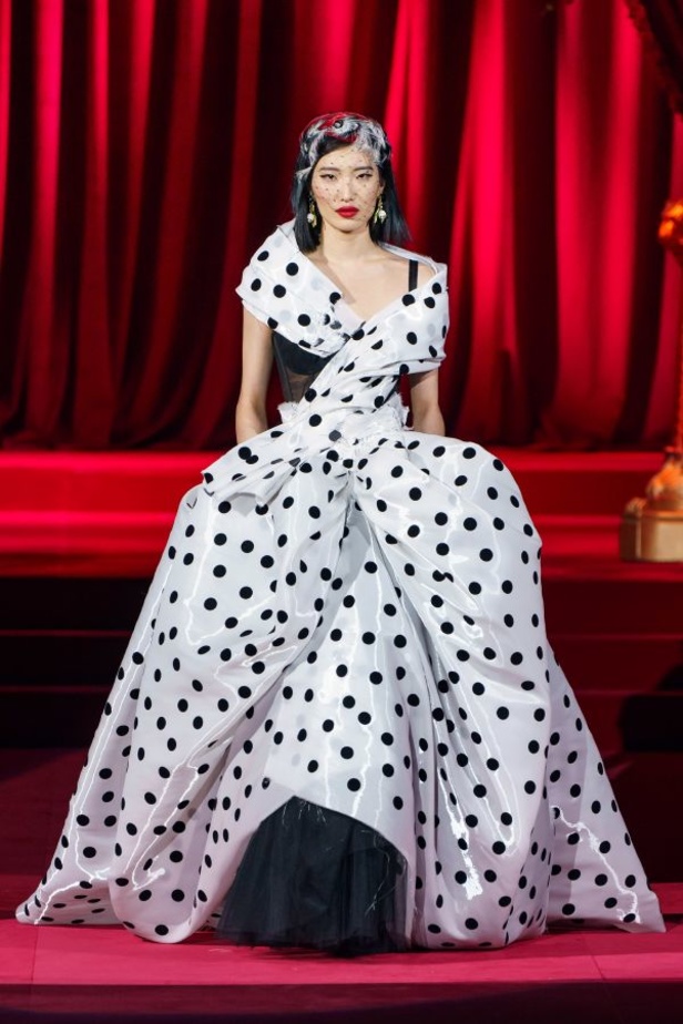 دولتشي أند غابانا تحيي موضة المرأة العصرية بتصاميمها