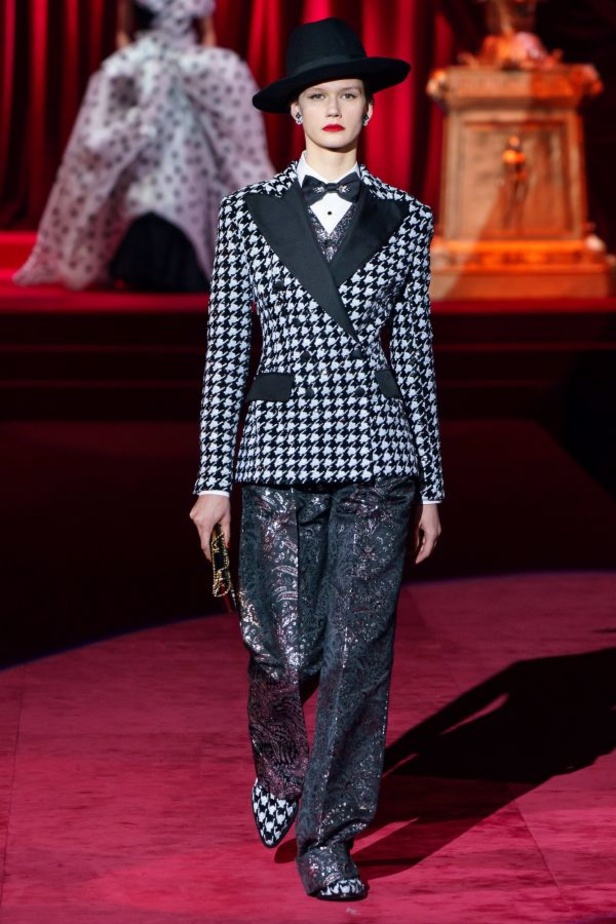 دولتشي أند غابانا تحيي موضة المرأة العصرية بتصاميمها