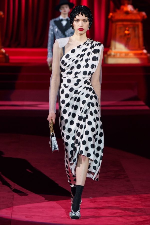 دولتشي أند غابانا تحيي موضة المرأة العصرية بتصاميمها