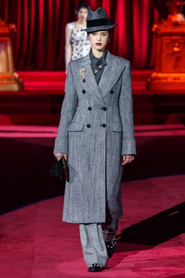 دولتشي أند غابانا تحيي موضة المرأة العصرية بتصاميمها