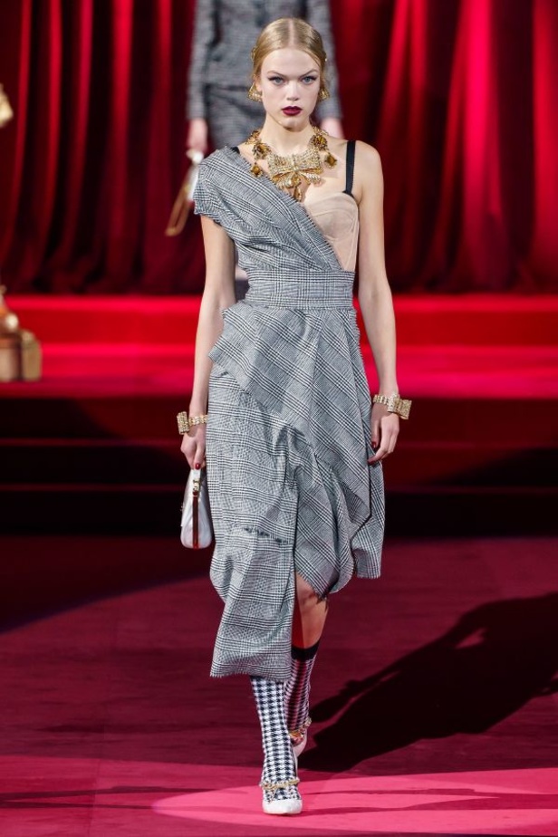 دولتشي أند غابانا تحيي موضة المرأة العصرية بتصاميمها