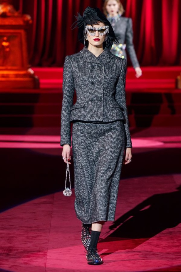 دولتشي أند غابانا تحيي موضة المرأة العصرية بتصاميمها