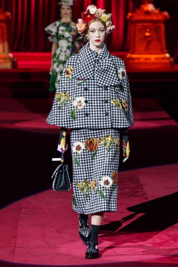 دولتشي أند غابانا تحيي موضة المرأة العصرية بتصاميمها