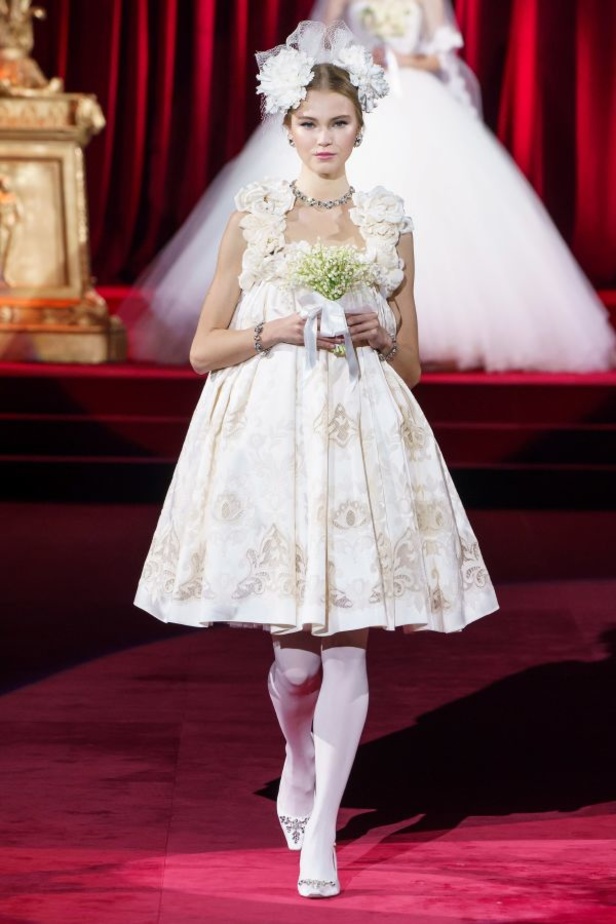 دولتشي أند غابانا تحيي موضة المرأة العصرية بتصاميمها