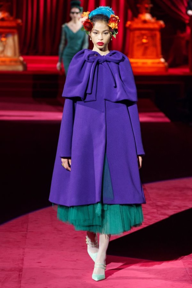 دولتشي أند غابانا تحيي موضة المرأة العصرية بتصاميمها