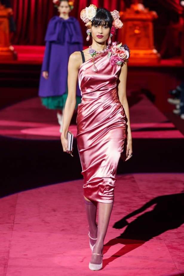 دولتشي أند غابانا تحيي موضة المرأة العصرية بتصاميمها