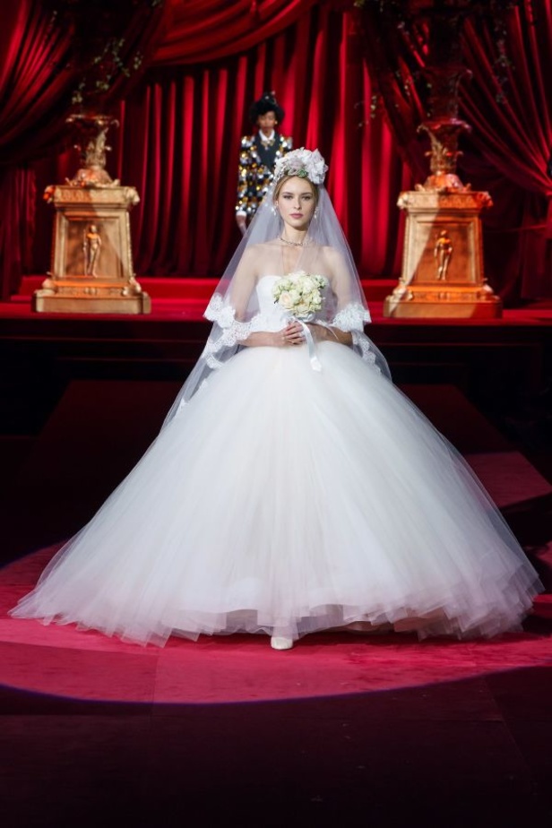 دولتشي أند غابانا تحيي موضة المرأة العصرية بتصاميمها