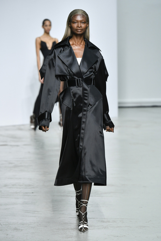 اسبوع الموضة في باريس 2019 عرض أزياء MUGLER لربيع وصيف 2020