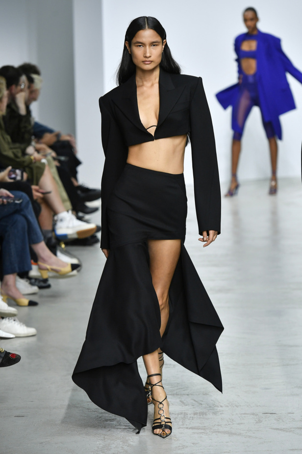 اسبوع الموضة في باريس 2019 عرض أزياء MUGLER لربيع وصيف 2020