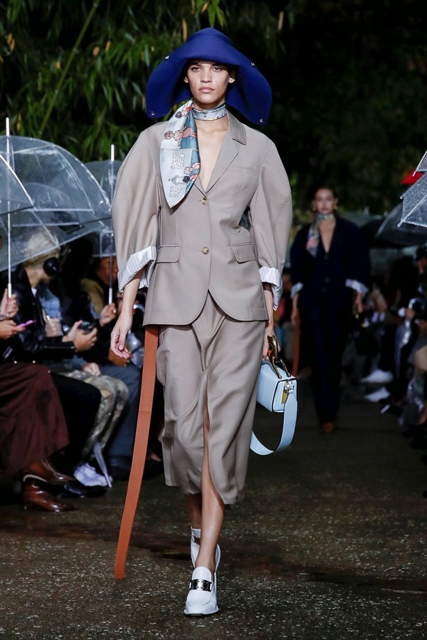 اسبوع الموضة في باريس 2019 عرض أزياء LANVIN لربيع وصيف 2020