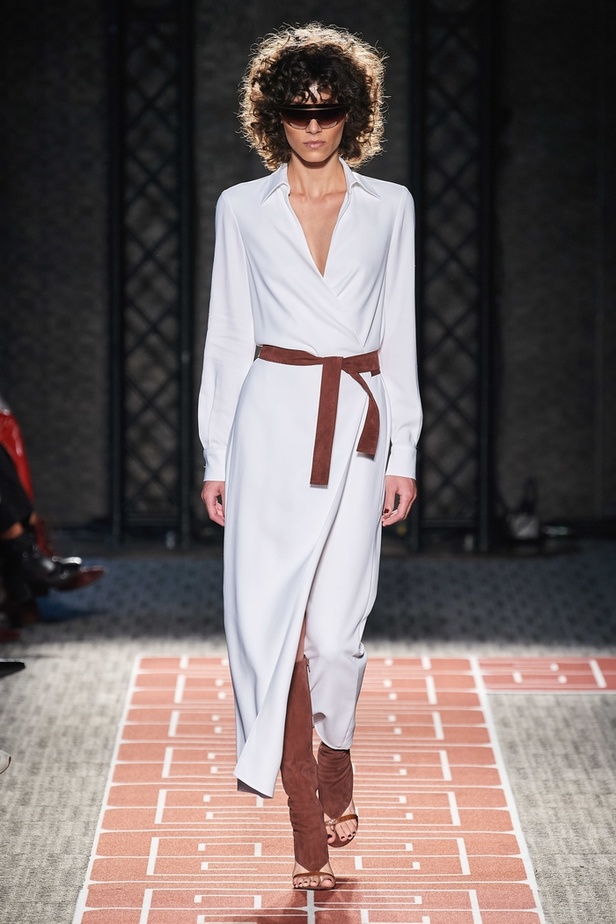 اسبوع الموضة في باريس 2019 مجموعة GUY LAROCHE للألبسة الجاهزة لربيع  وصيف 2020