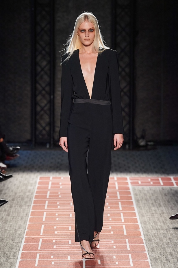 اسبوع الموضة في باريس 2019 مجموعة GUY LAROCHE للألبسة الجاهزة لربيع  وصيف 2020