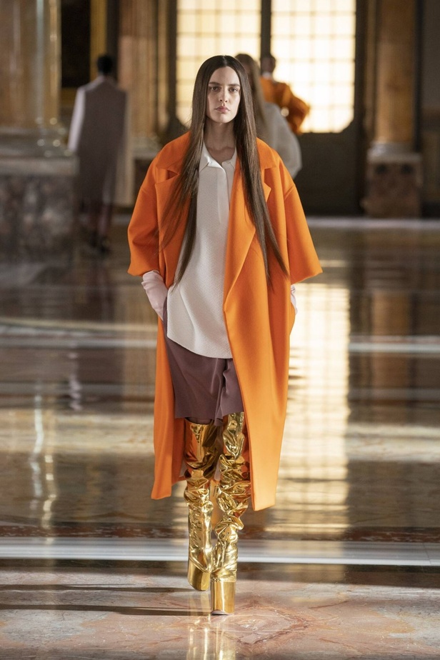 عرض مجموعة فالنتينو valentino للهوت كوتور لربيع وصيف 2021 ضمن أسبوع الموضة في باريس