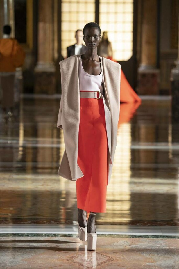 عرض مجموعة فالنتينو valentino للهوت كوتور لربيع وصيف 2021 ضمن أسبوع الموضة في باريس