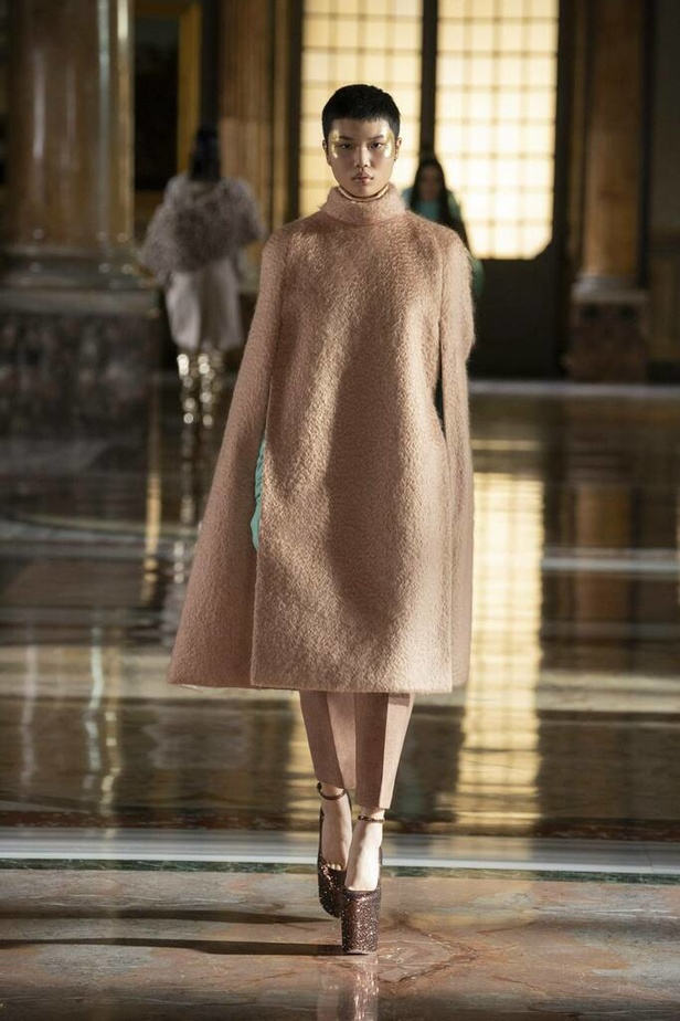 عرض مجموعة فالنتينو valentino للهوت كوتور لربيع وصيف 2021 ضمن أسبوع الموضة في باريس
