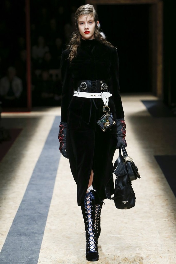 عرض برادا لخريف وشتاء 2016-2017