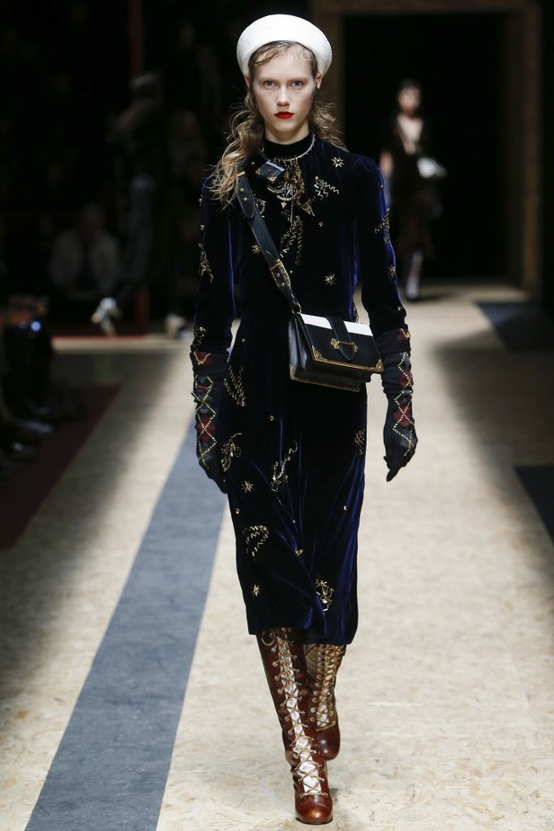 عرض برادا لخريف وشتاء 2016-2017