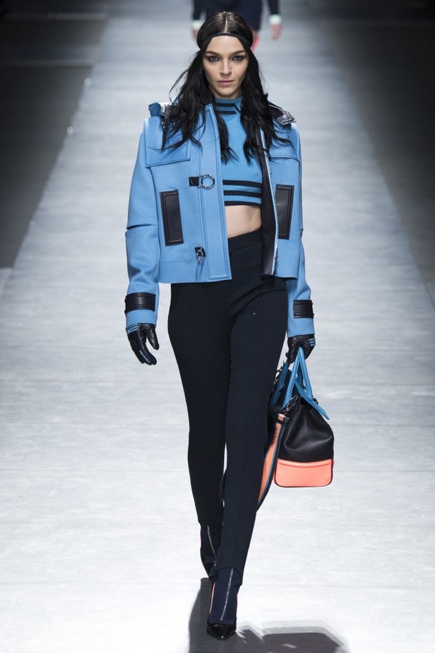 عرض دار ازياء فيرساتشي لخريف وشتاء 2016-2017