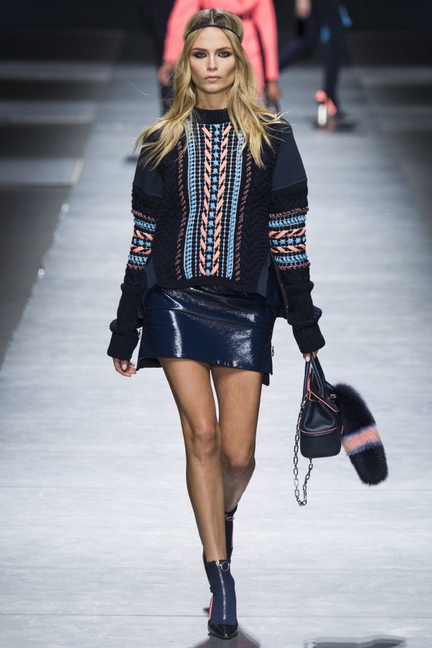 عرض دار ازياء فيرساتشي لخريف وشتاء 2016-2017