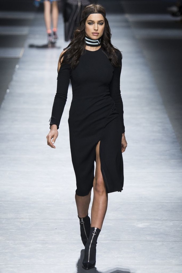 عرض دار ازياء فيرساتشي لخريف وشتاء 2016-2017