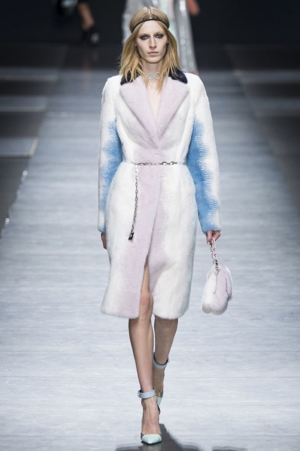 عرض دار ازياء فيرساتشي لخريف وشتاء 2016-2017