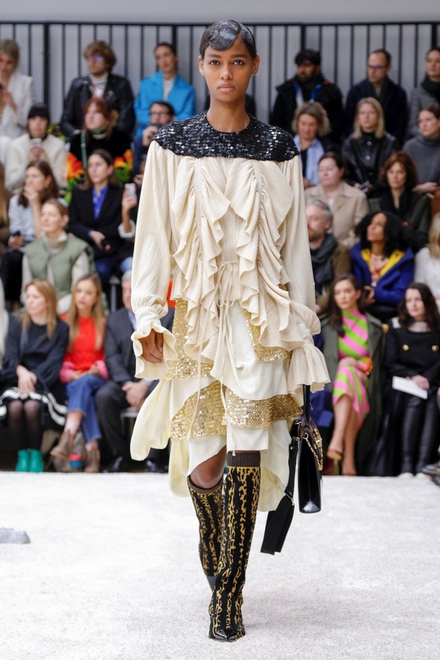 عرض أزياءJ.W. Anderson  لموسم خريف وشتاء 2019