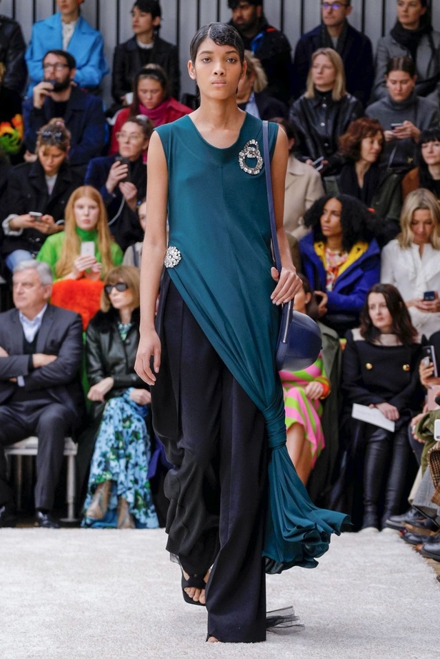 عرض أزياءJ.W. Anderson  لموسم خريف وشتاء 2019