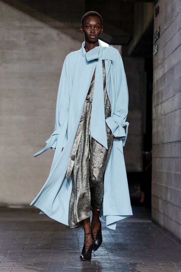 عرض أزياء Roland Mouret لخريف وشتاء 2019