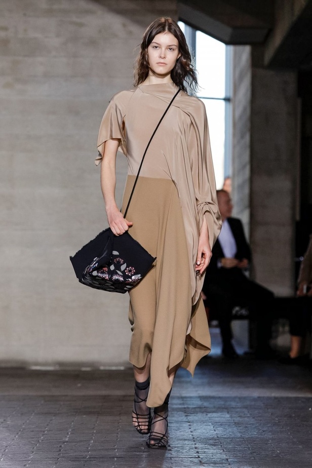 عرض أزياء Roland Mouret لخريف وشتاء 2019