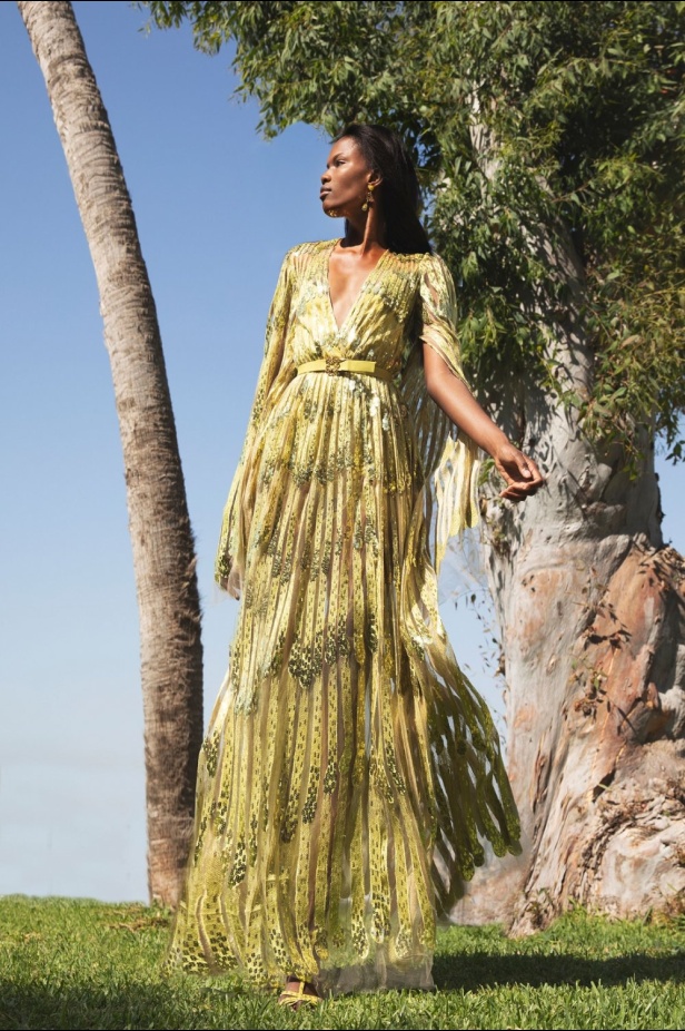  مجموعة ايلي صعب ريزورت 2022 ترحب بالبدايات الجديدة