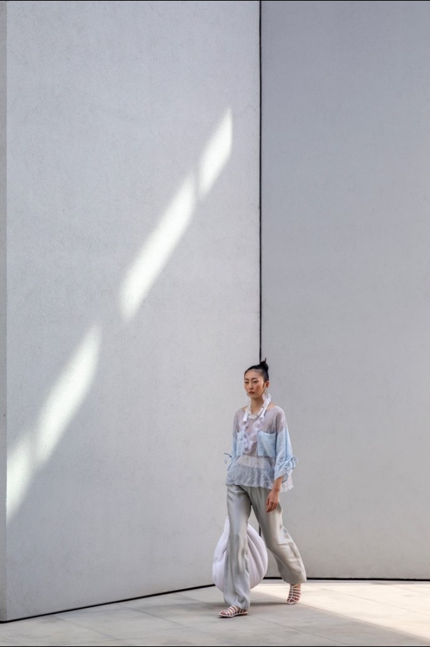 عرض أزياء Emporio Armani لربيع وصيف 2021 من أسبوع الموضة في ميلانو